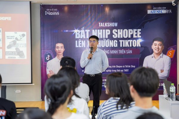 Diễn giả Đỗ Cường trình bày trong sự kiện