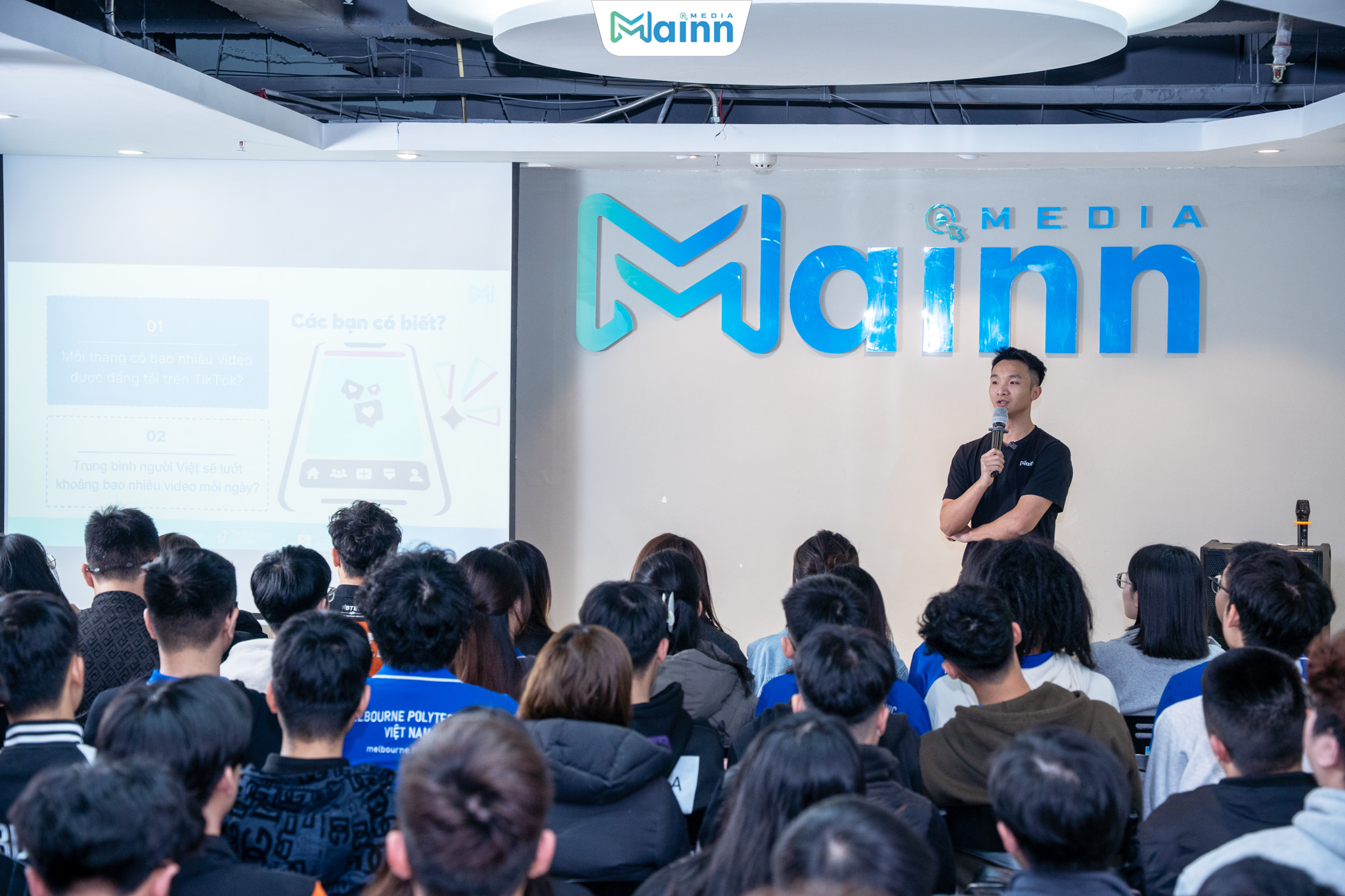 Chuyên gia Chung Vũ chia sẻ cùng các bạn sinh viên