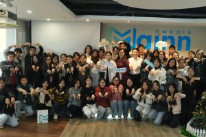 Mainn Media chụp ảnh lưu niệm cùng các bạn sinh viên