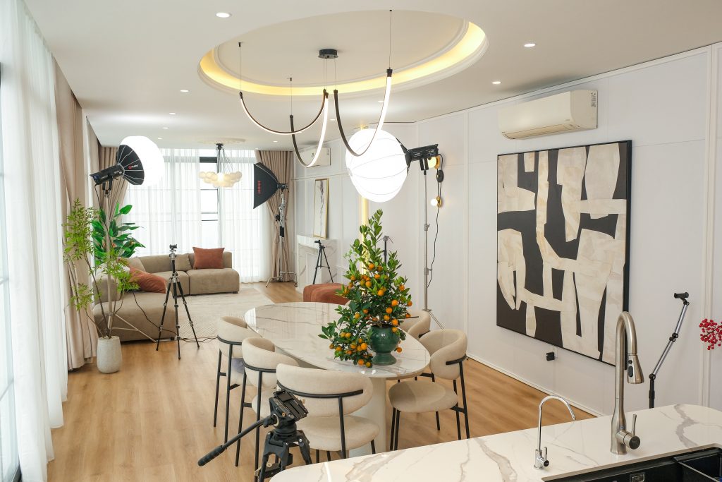 Không gian studio rộng rãi, đa dạng bối cảnh quay dựng thực tế