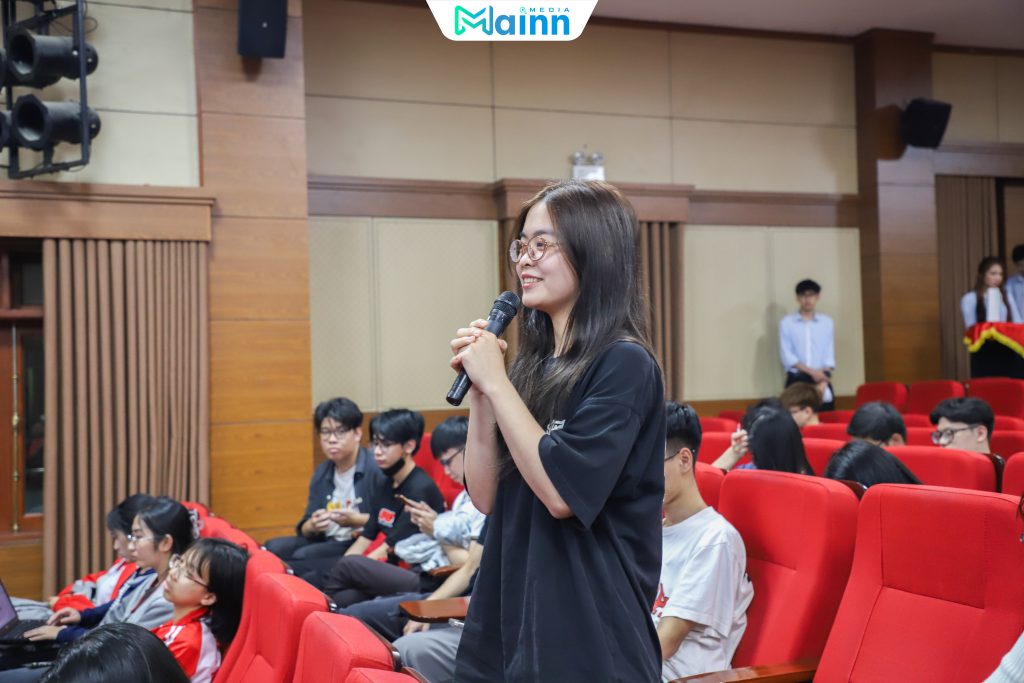 Truyền cảm hứng khởi nghiệp và trang bị tư duy thích ứng cho sinh viên