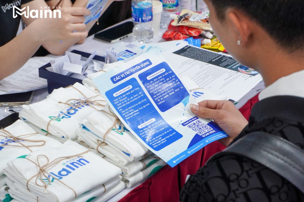 Gian hàng Mainn Media thu hút đông đảo sinh viên tham gia