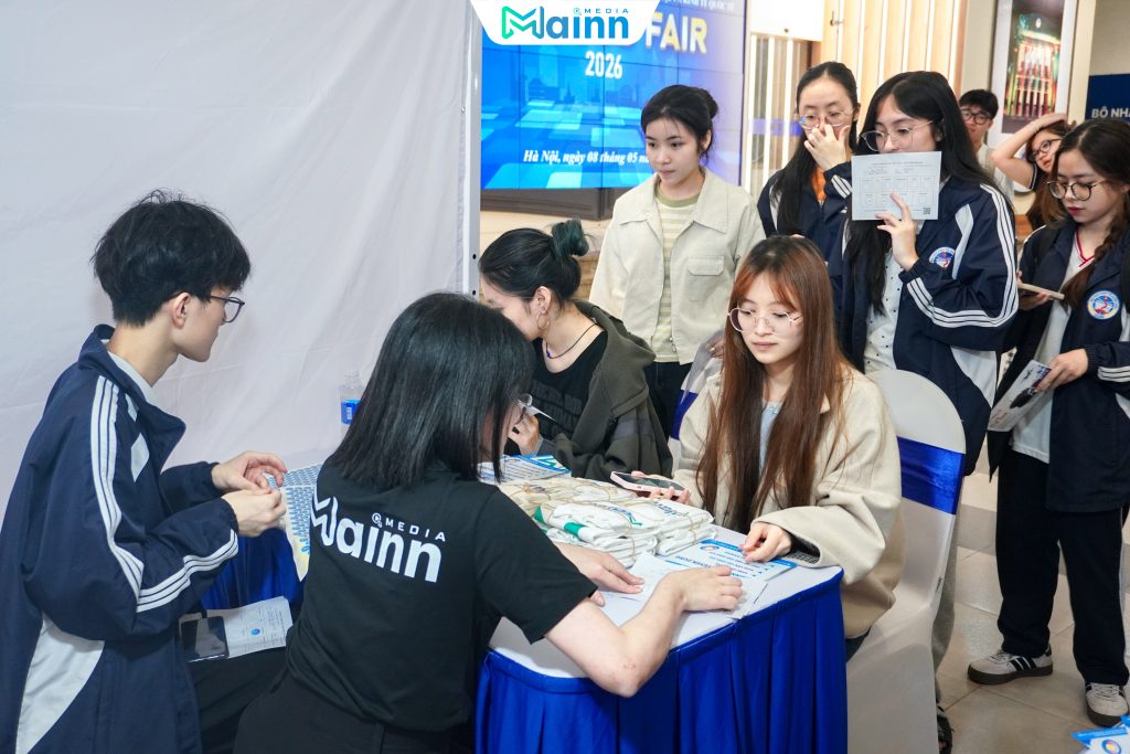 Gian hàng Mainn Media thu hút đông đảo sinh viên tham gia