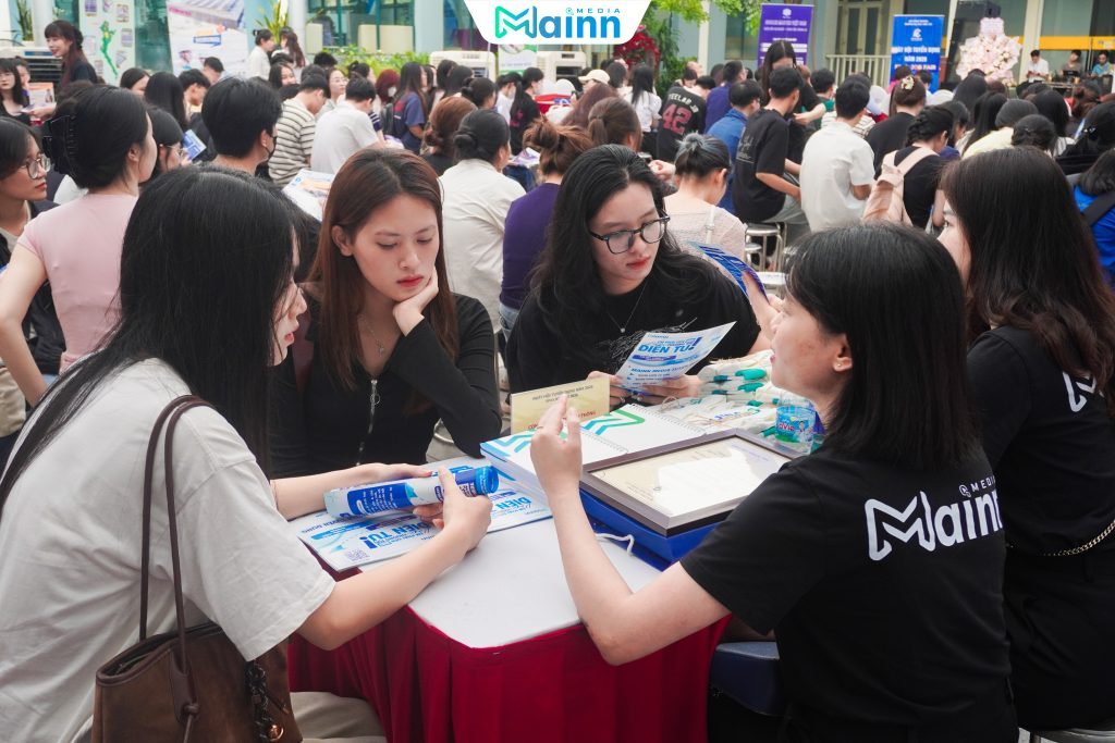 Gian hàng MAINN Media thu hút đông đảo sinh viên tại Job Fair Đại học Điện Lực